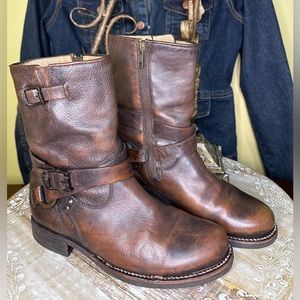 EUC💠Frye Veronica Unique Criss-Cross Straps Moto-Style Buckle & O-Ring Size 6.5